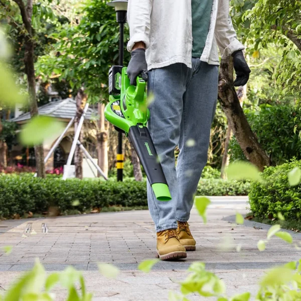 Greenworks 48V laufsuga og blásari – borinn eftir garðstíg