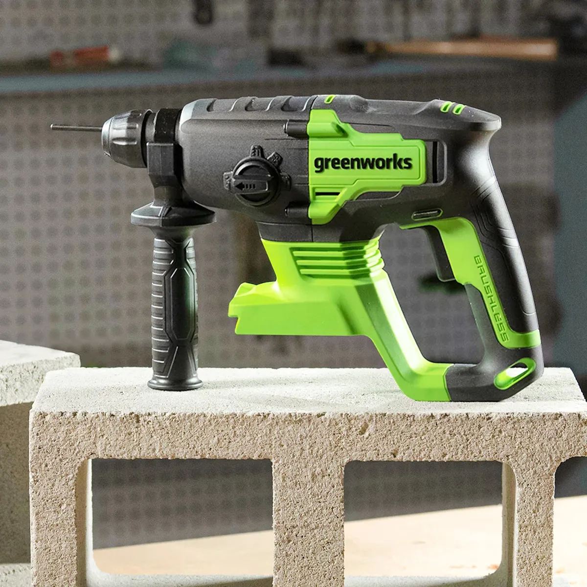 Greenworks 24V SDS höggborvél – með steypubor á steypublokk