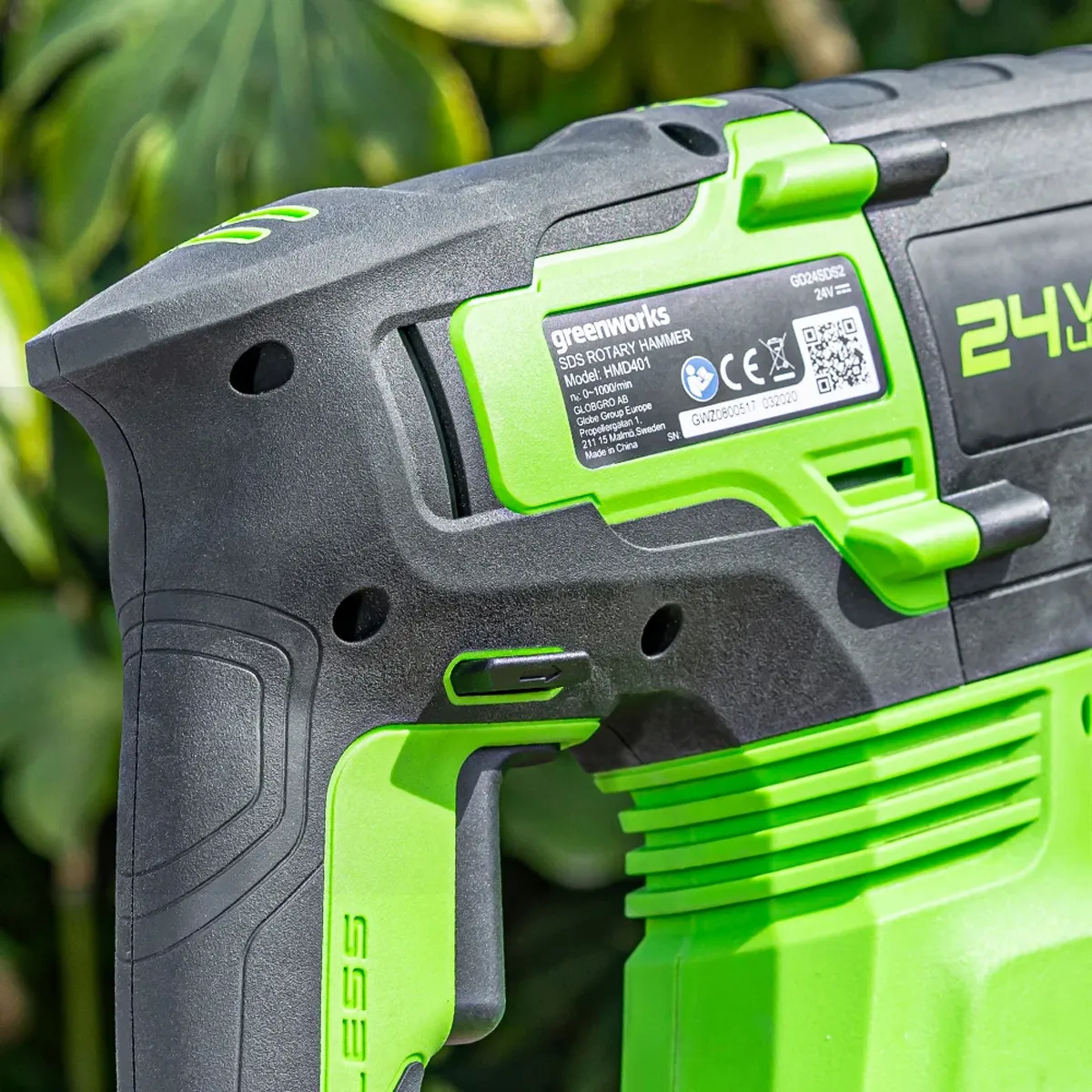 Greenworks 24V SDS höggborvél – nærmynd af handfangi og merkiplötu