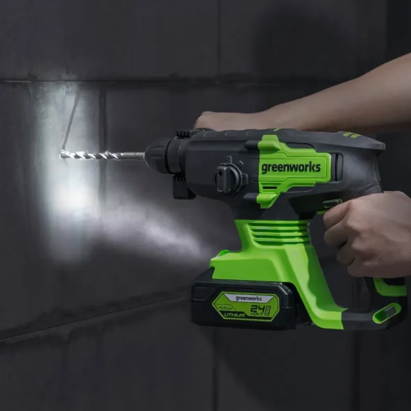 Greenworks 24V SDS höggborvél – við borun í vegg með vinnuljósi