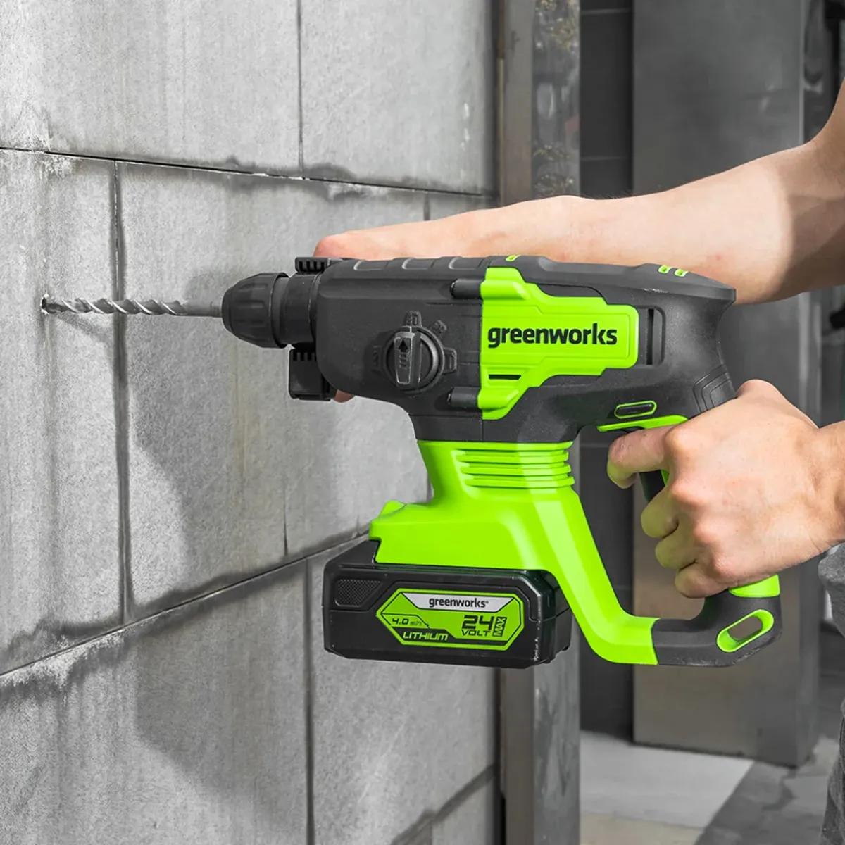 Greenworks 24V SDS höggborvél – við borun í steypublokkavegg