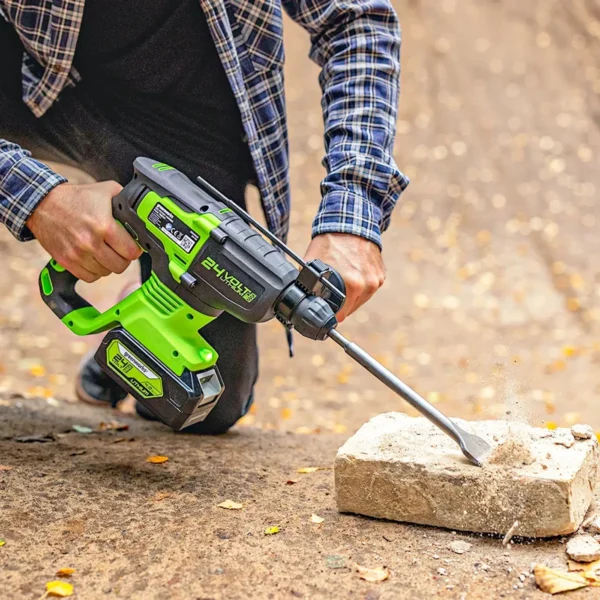 Greenworks 24V SDS höggborvél – með meitli í notkun á steini