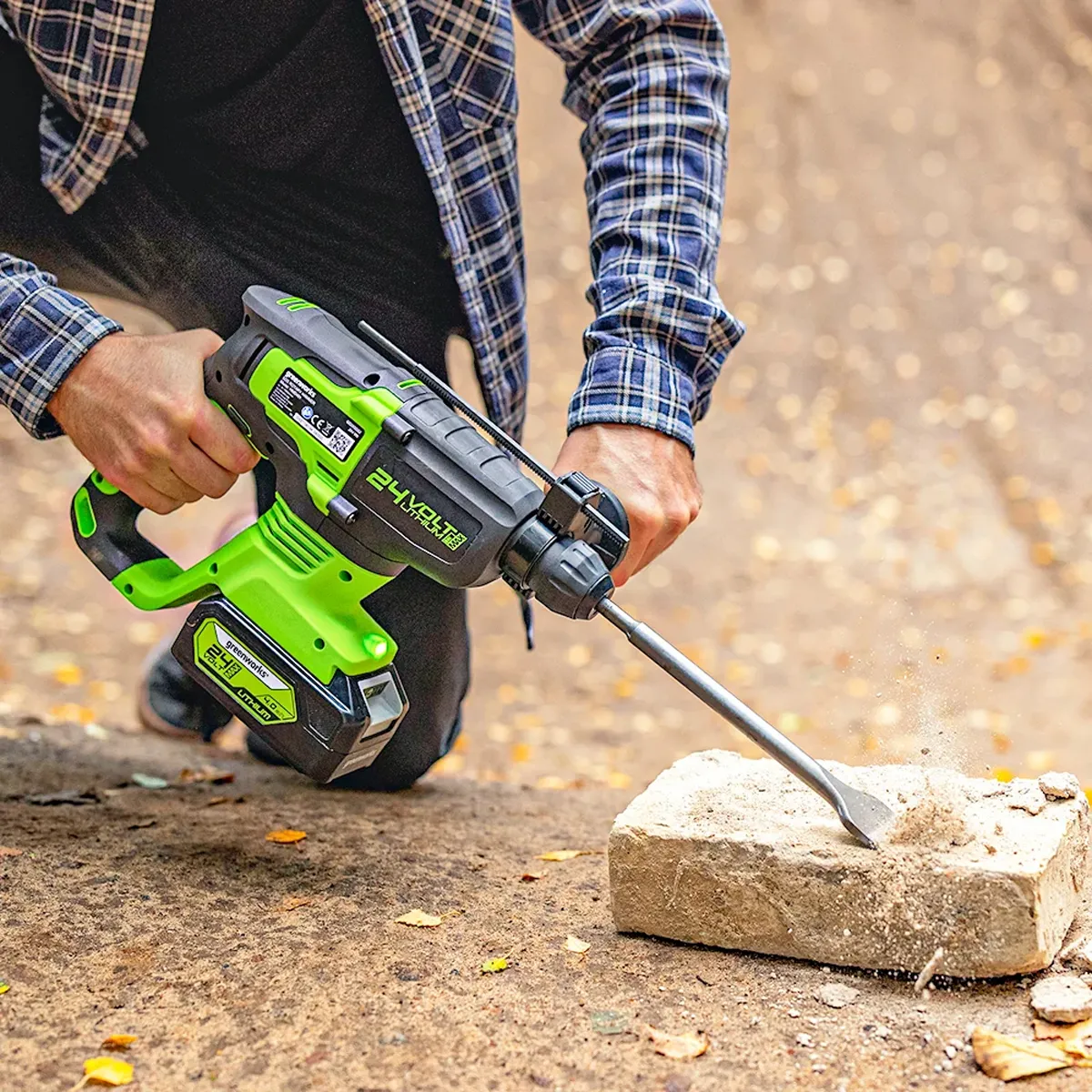 Greenworks 24V SDS höggborvél – með meitli í notkun á steini
