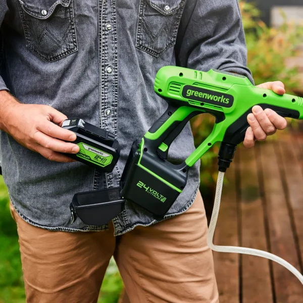 Greenworks 24V háþrýstidæla – nærmynd af rafhlöðufestingu og loki