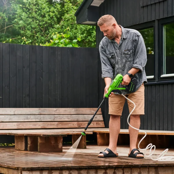 Greenworks 24V háþrýstidæla – í notkun við þrif á timburverönd