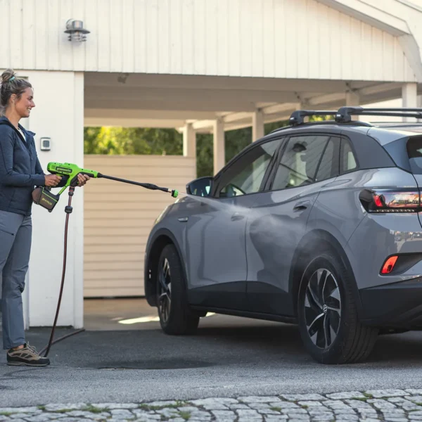 Greenworks 24V háþrýstidæla – í notkun við bílaþvott