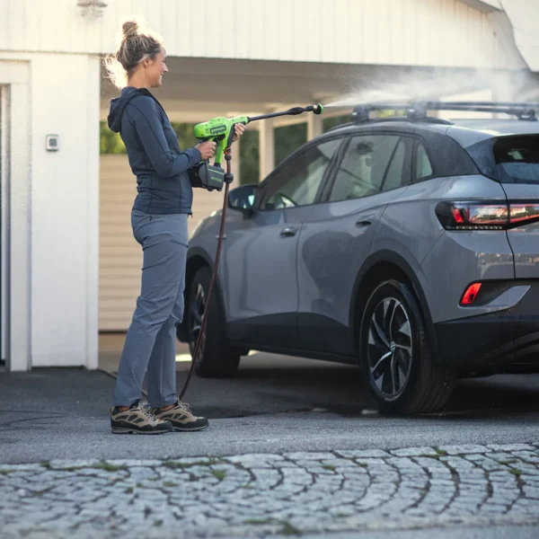 Greenworks 24V háþrýstidæla – við skolun á þaki bíls