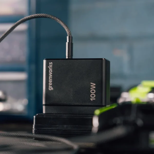 Greenworks 100 W USB-C hleðslutæki – með USB-C snúru í sambandi