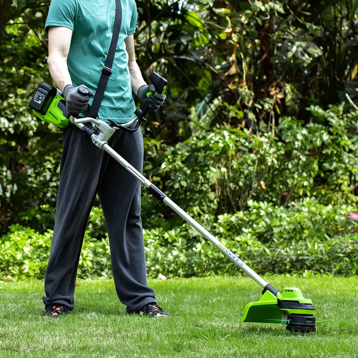 Greenworks 48V sláttuorf 38 cm – í notkun við grasslátt