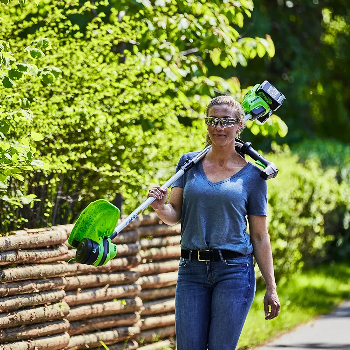 Greenworks 48V sláttuorf 38 cm – borið á öxl milli verkefna