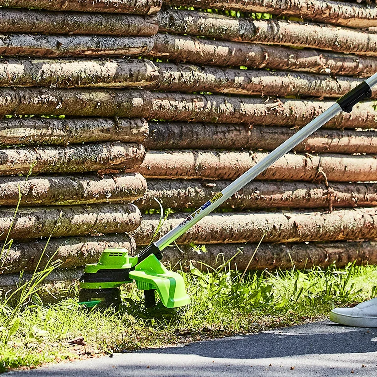 Greenworks 48V sláttuorf 38 cm – sláttuhaus við grasjaðar og trégirðingu