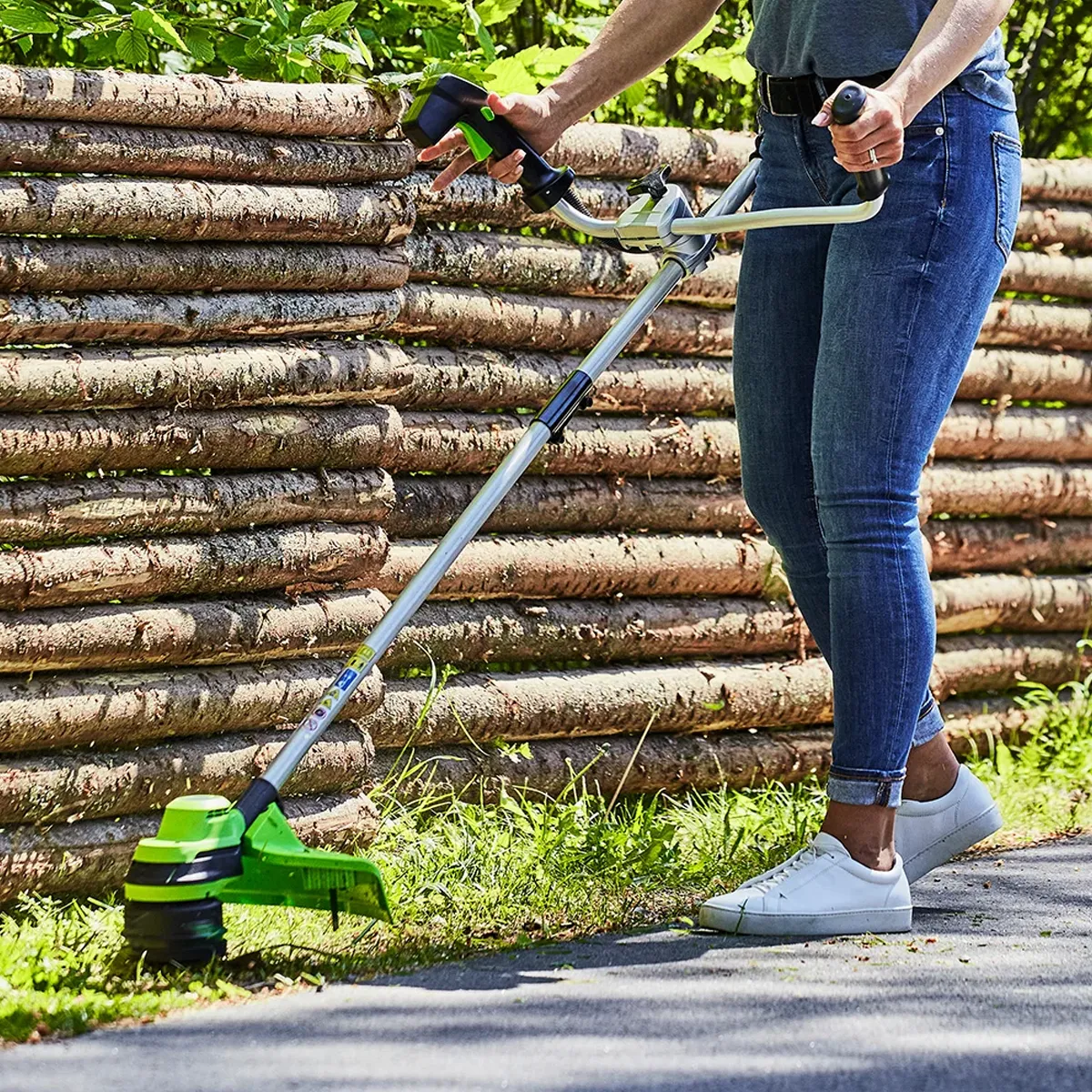 Greenworks 48V sláttuorf 38 cm – við kantklippingu meðfram hellulögn