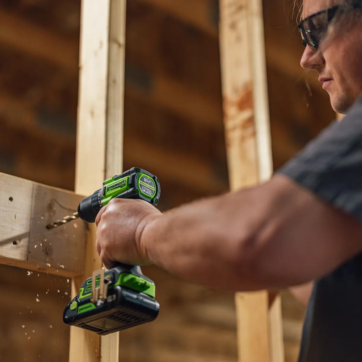 Greenworks 24V höggborvélasett 60 Nm – í notkun við borun í timbur