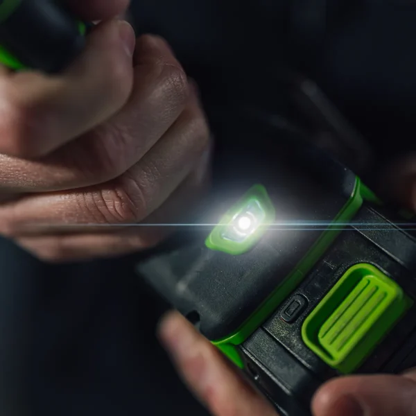 Greenworks 24V höggborvélasett 60 Nm – vinnuljós lýsir upp við vinnu