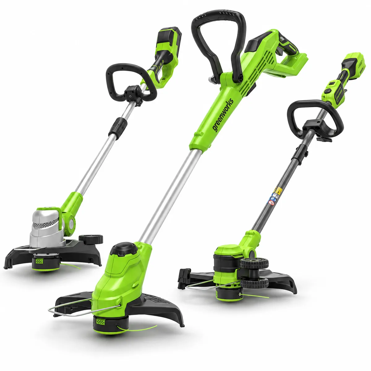 Þrjú Greenworks sláttuorf með sláttuþræði og hlífðarhlífum á hvítum bakgrunni